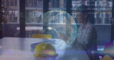 Dijital tablet kullanan beyaz bir kadının etrafında dönen dünyanın görüntüsü. finans ve teknoloji kavramı dijital kompozit