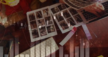 Bilgisayardaki borsa verileri analiz ediliyor. Yanında da basılı grafikler ve klavye var. Finans, ticaret, yatırım, analiz, ekonomi, teknoloji