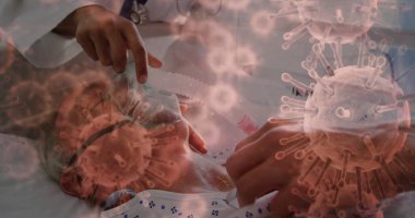 Oksijen maskeli bir hastaya yardım etmek, koronavirüs salgınını gösteren bir sağlık görevlisi. tıbbi, güvenlik, koruma, tedavi, yardım