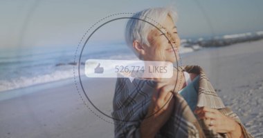 Sahildeki son sınıf öğrencisi kadın üzerinde konuşma baloncuğu resmi. dijital arayüz, sosyal medya ve küresel ağ konsepti dijital olarak oluşturulmuş görüntü.