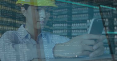 Akıllı telefon kullanan beyaz kadın mimara karşı bilgisayar veri işleme. mimari mühendisliği ve bilgisayar teknolojisi kavramı