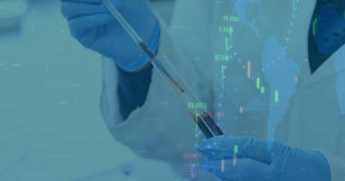 Dijital arayüz dünya haritası ve laboratuarda test yapan bilim adamlarının ellerinin istatistikleri. Coronavirus covid 19 salgını sırasında sağlık ve koruma dijital olarak üretilen görüntü.