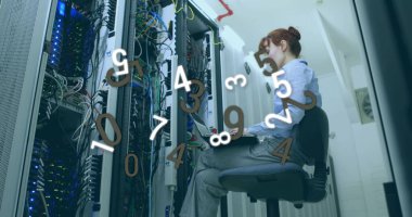 Bilgisayarları kontrol eden sunucu kullanan kadının üzerinde değişen ve işlem yapan numaraların resmi. dijital arayüz küresel bağlantı ve dijital olarak oluşturulan iletişim konsepti.