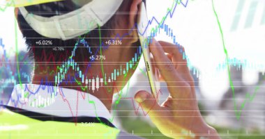 Kafkas erkek çalışanın telefonda konuştuğu veri işleme görüntüsü. finans ve teknoloji kavramı dijital kompozit