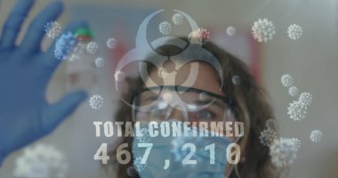 Biyolojik tehlike işareti Covid 19 hücresi, laboratuardaki maskeli kadın sayesinde tamamen yükseldiğini doğruladı. Coronavirus covid 19 salgını sırasında sağlık, tıbbi yeniden işitme ve korunma dijital olarak üretilen görüntü.