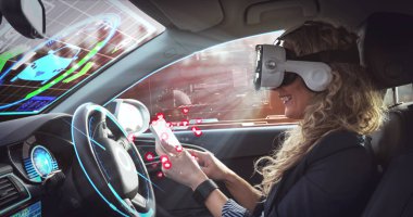Otomatik sürüş arabasında VR kulaklık takan bir kadının iletişim ağı görüntüsü. küresel bağlantı ağı ve teknoloji konsepti, dijital olarak oluşturulmuş görüntü.