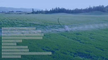 Kırsal alandaki yeşil tarımsal alanda veri işleme animasyonu. Tarım, teknoloji, yenilik, sürdürülebilirlik, çevre, analitik