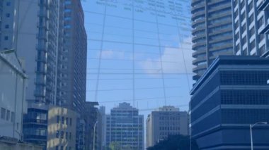 Finansal grafik ve veri işleme animasyonu şehirdeki gökdelenleri kaplıyor. Finans, ekonomi, analitik, dijital, teknoloji, kentsel