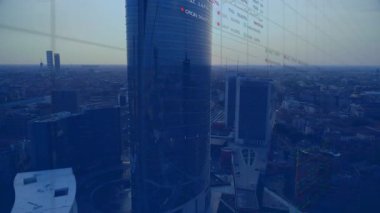 Finansal veriler ve grafikler, günbatımında gökdelenin animasyonu. Finans, yatırım, ekonomi, metropol, mimari, analitik