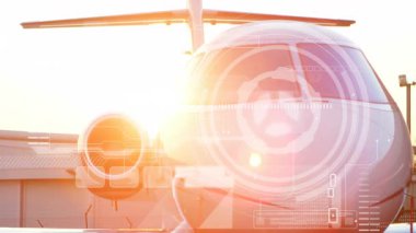 Havaalanı pistine park edilmiş özel jetin dijital arayüz animasyonu. Havacılık, lüks, teknoloji, yenilik, seyahat, iş