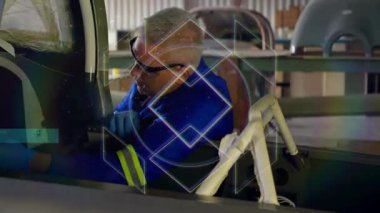 Mavi üniformalı bir adam geometrik animasyon kaplamalı uçaklar üzerinde çalışıyor. Havacılık, bakım, mühendislik, teknoloji, yenilik, çalışma alanı
