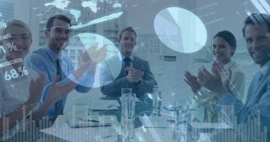 İş adamları toplantı odasında dijital grafiklerle alkışlıyorlar. Takım çalışması, işbirliği, başarı, yenilik, şirket, analiz