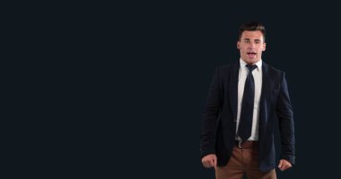 İfade veren jestlerle sunum yapan işadamı, takım elbisesiyle kendinden emin bir şekilde konuşuyor. Profesyonel, kurumsal, iletişim, liderlik, topluluk önünde konuşma, yürütme