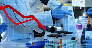 Verileri test tüpleri ve mikroskop ile analiz eden bilim adamları, laboratuvarda çözümleri araştırıyorlar. Bilim, laboratuvar, deney, yenilik, biyoteknoloji, kimya