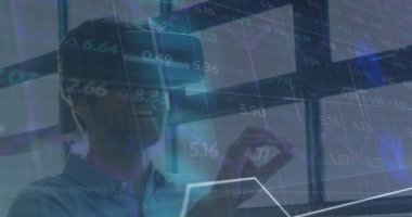 VR kulaklık takan bir adamın veri işleme görüntüsü. küresel teknoloji bağlantısı ve dijital olarak oluşturulan iletişim konsepti.