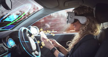 Otomatik sürüş arabasında VR kulaklık takan bir kadın resmi. küresel bağlantı ağı ve teknoloji konsepti, dijital olarak oluşturulmuş görüntü.