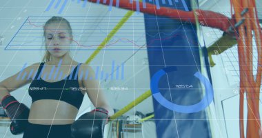 Spor salonunda boksör eğitimi, dijital veri örtüşmesi, performans ölçümlerine odaklanma. Boks, fitness, teknoloji, analitik, atlet, egzersiz