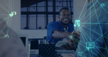 Ofisteki dijital arayüzle etkileşime geçen Afrikalı Amerikalı adam tablet kullanıyor. Teknoloji, yenilik, iş, meslek, şirket, işyeri