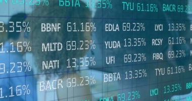 Modern ofis ortamında cam duvara yansıyan borsa verileri. Finans, yatırım, ticaret, analiz, ekonomi, şirket