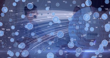 Ofiste tartışan iş adamlarına karşı dünyadaki ikili kodlama üzerine dijital simgeler ağı. küresel iş ve teknoloji kavramı