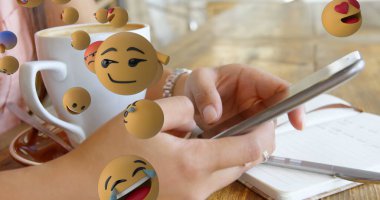 Kafede akıllı telefon kullanmak, ellerin yüzen emojilerle yazı yazmak, kahvenin tadını çıkarmak. Teknoloji, iletişim, dijital, mesaj, bağlantı, sosyal medya