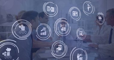 İş adamlarına karşı yüzen birden fazla dijital simge ofiste el sıkışıyor. Takım çalışması ve iş teknolojisi kavramı