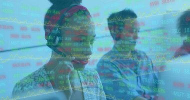Ofisteki dijital borsa verilerini analiz eden kulaklıklı Afro-Amerikalı kadın. İş, finans, analiz, teknoloji, işgücü, hisse senetleri