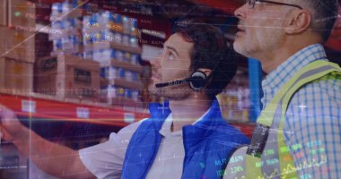 Depoda dizüstü bilgisayar ve barkod okuyucu kullanarak hisse senedi sayan iki adamın veri işleme görüntüsü. küresel dijital iş teknolojisi ağı dijital olarak oluşturulmuş görüntü.