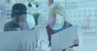 Okulda, çeşitli çocuklar dijital tabletler ve fütüristik veri örtüleri kullanıyorlar. Teknoloji, eğitim, yenilik, öğrenme, sınıf, gelecek