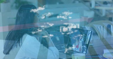 Dizüstü bilgisayardaki bir kadın için çevrimiçi simgelerle bağlantının resmi. küresel ağ, bağlantı, teknoloji ve dijital arayüz kavramı dijital olarak oluşturulmuş görüntü.