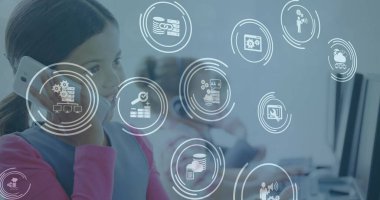 Okulda, dijital arayüz simgelerine sahip akıllı telefon kullanan bir çocuk, teknolojiyi keşfediyor. yenilik, öğrenme, eğitim, bağlantı, aygıt, keşif