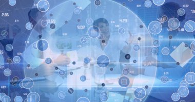 Ofiste tokalaşan iş adamlarına karşı dijital simge ağı taraması. Takım çalışması ve iş teknolojisi kavramı