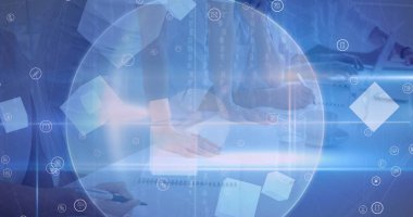 Ofiste çalışan bir grup ofis arkadaşının orta kısımlarını tarıyoruz. küresel iş ve bilgisayar teknolojisi kavramı