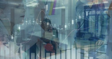 Çocuklar gelecekçi sınıflarda grafik ve grafiklerle dijital arayüzleri keşfediyorlar. Teknoloji, eğitim, analitik, yenilik, öğrenme, keşif