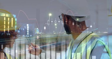 İnşaat işçileri proje planlarını geceleri finansal verilerle örtüşüyor. Takım çalışması, işbirliği, mimari, planlama, planlar, geliştirme