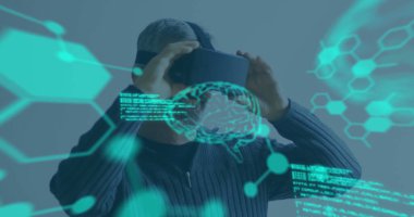 Fütürist grafiklerle dijital arayüzü araştıran VR kulaklık kullanan bir adam. Sanal gerçeklik, teknoloji, yenilik, sürükleyici, oyun, keşif