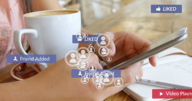 Akıllı telefon kullanan kadınların üzerine düşen sosyal medya simgeleri. Sosyal medya ve iletişim konsepti dijital olarak oluşturuldu.