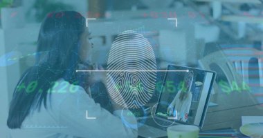 Bilgisayardaki kadının biyometrik parmak izi görüntüsü. küresel internet güvenliği, bağlantılar, teknoloji ve veri işleme kavramı dijital olarak oluşturulmuş görüntü.