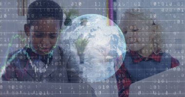 Afro-Amerikalı erkek ve beyaz kız dijital kaplamalı dizüstü bilgisayar kullanıyorlar. Teknoloji, e-öğrenim, İnternet, küresel, iletişim, çeşitlilik