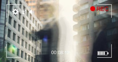 Modern ofis binalarının önünden geçerken, bulanık figürler kentsel hareket sahnelerini yakalıyor. Şehir manzarası, şirket, mimari, dinamik, iş dünyası, metropol