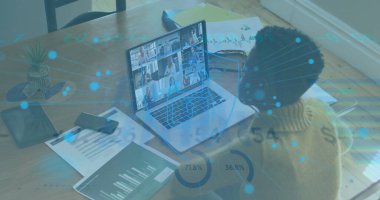 Bilgisayardaki kadın görüntüsü üzerine çevrimiçi güvenlik kilidi ve dijital ikonlar. küresel internet güvenliği, bağlantılar, teknoloji ve veri işleme kavramı dijital olarak oluşturulmuş görüntü.