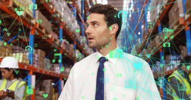 Depoda dijital tablet kullanılarak hisse senedi sayan adam üzerindeki bağlantı ağı görüntüsü. küresel dijital iş ve finans ağı dijital olarak oluşturulmuş görüntü.