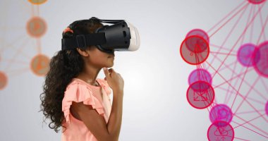 VR kulaklık kullanan genç bir kız dijital arayüzü keşfediyor, teknolojiyle ilgileniyor. Sanal gerçeklik, yenilik, sürükleyici, fütüristik, etkileşimli, oyun