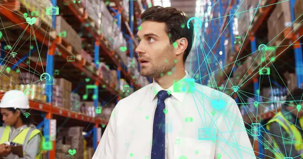 Depoda dijital tablet kullanılarak hisse senedi sayan adam üzerindeki bağlantı ağı görüntüsü. küresel dijital iş ve finans ağı dijital olarak oluşturulmuş görüntü.