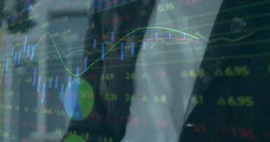 Finansal grafikleri analiz etmek, kıvırcık saçlı birinin okulda animasyon yaratması. Finans, yaratıcılık, teknoloji, analiz, eğitim, öğrenci