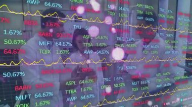 Ofiste, çeşitli iş adamları borsa verileri ve grafikleri eşleştirmeyi tartışıyor. şirket, takım çalışması, finans, analiz, strateji, işbirliği