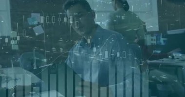 Finansal verileri analiz etmek, masalarda çalışan iş profesyonelleri ve animasyon örtüsü. Finans, analitik, takım çalışması, işbirliği, şirket, yenilik