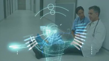 Hastanede, doktor hastayla iletişim kurarken fütüristik holografik arayüz kullanıyor. Sağlık, yenilik, teknoloji, profesyonel, tıbbi, etkileşim