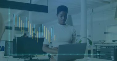 Finansal veri animasyonu eşliğinde dizüstü bilgisayarda çalışan profesyonel bir iş adamı. teknoloji, finans, analitik, dijital, kurumsal