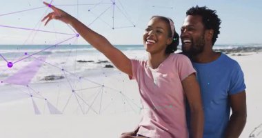 Plajda, dijital ağ bağlantılarıyla gülümseyen çift animasyonda üst üste biniyor. Teknoloji, bağlantı, tatil, grafik